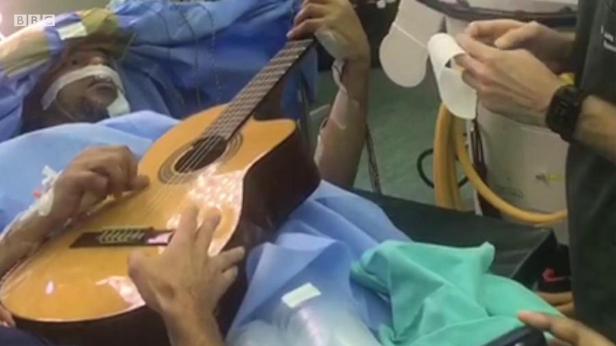 Músico toca violão durante cirurgia cerebral - BBC