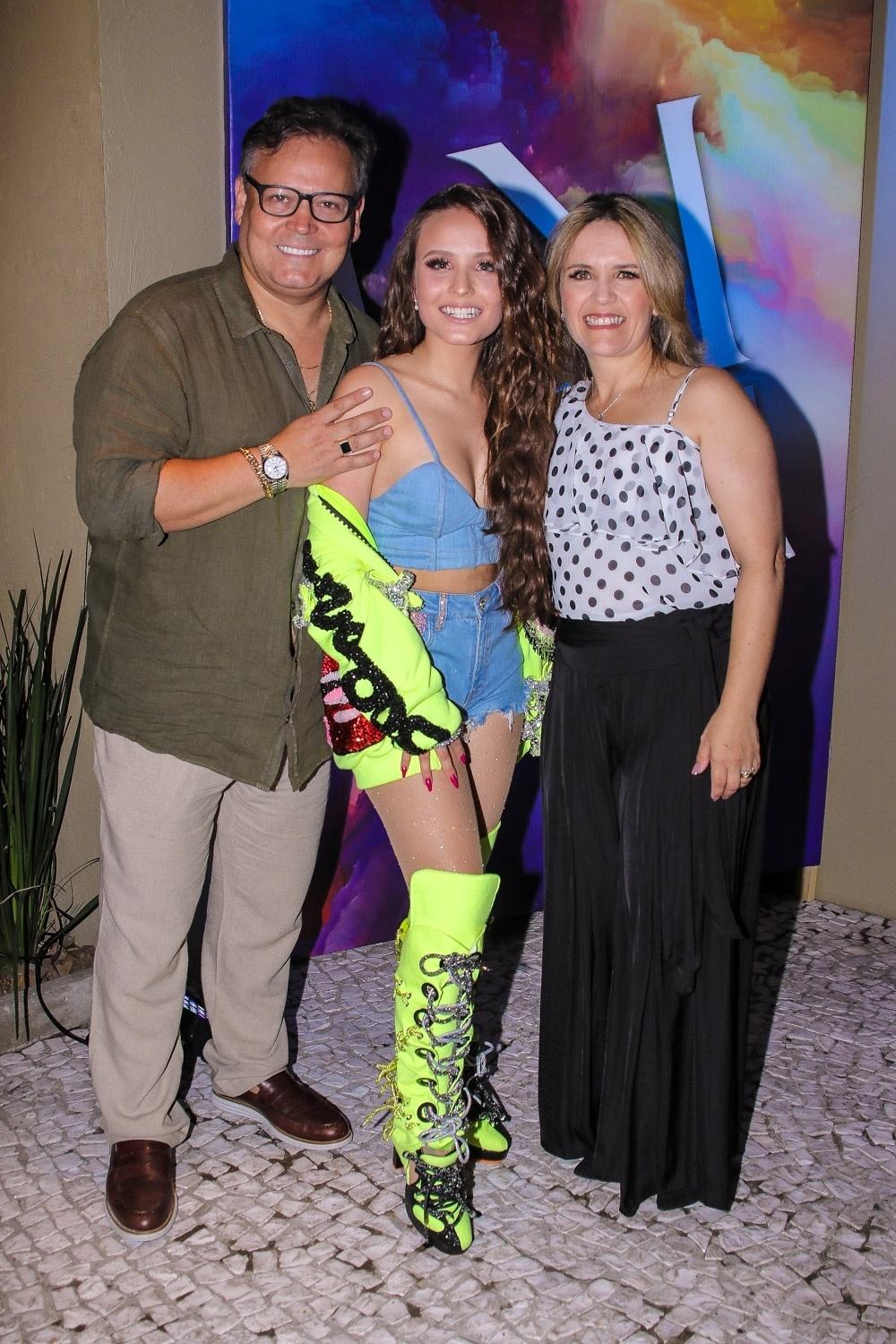 Larissa com seus pais na festa de aniversário - Thiago Duran/AgNews