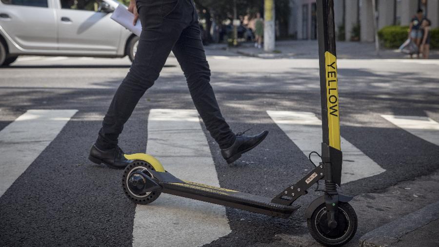 Patinete elétrica estacionada na faixa de pedestres - Eduardo Knapp/Folhapress