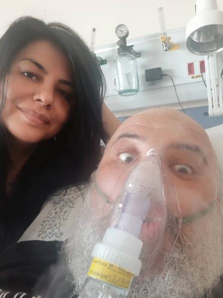João Gordo no hospital com Vivi Torrico, sua mulher - Reprodução/Instagram