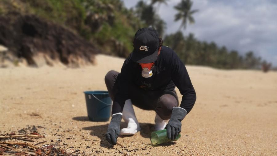 Voluntário coleta óleo cru na praia do Pompilho, na Bahia - Fredrik Axel Boëthius