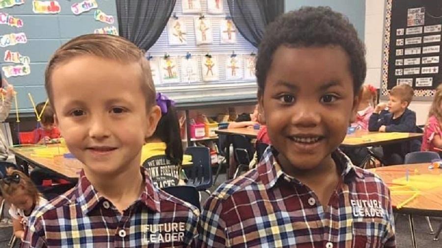 Duas crianças se vestiram iguais para o Dia dos Gêmeos na escola e mãe fez post emocionado nas redes - Reprodução/Facebook