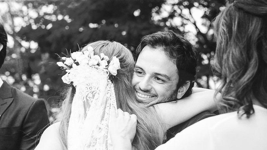 Marina Ruy Barbosa abraça Tuka Rocha no dia de seu casamento; o ex-piloto de Stock Car foi um dos padrinhos - Reprodução/Instagram