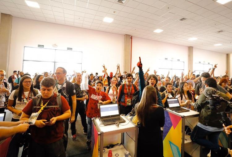 Público faz fila para a entrada no primeiro dia da CCXP 2019