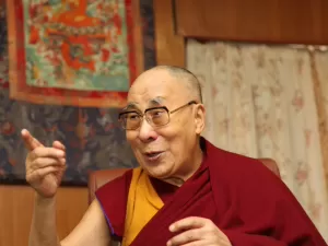 Dalai Lama afasta rumores sobre saúde após cirurgia nos EUA