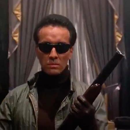 Geno SIlva interpreta o assassino silencioso que mata Tony Montana com um tiro nas costas na cena final do filme - Reprodução