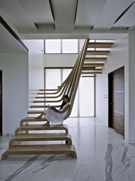 Escadas podem ser postas com diferentes estilos para conectar os andares da casa e complementar a decoração - Reprodução/Pinterest