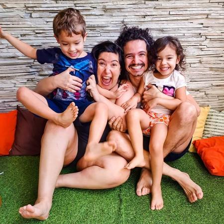 Mariana Xavier posa ao lado do namorado, Diego Braga, e os dois enteados - Reprodução / Instagram