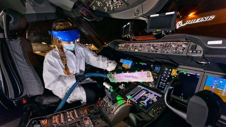 Bastão de luz ultravioleta criado pela Boeing - Divulgação - Divulgação
