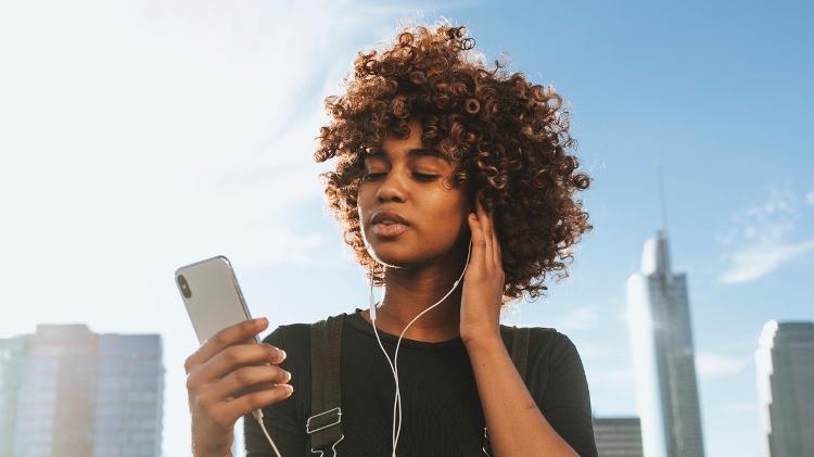 Jovem, moça, garota, mulher usando fone de ouvido - iStock - iStock