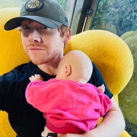 Rupert Grint posotou uma foto dele com a filha, Wednesday, em seu primeiro post no Instagram - Reprodução/Instagram