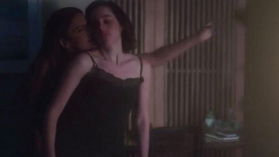 Dira Paes em beijaço com Manoela Aiperti, em "As Five" - Reprodução/GloboPlay