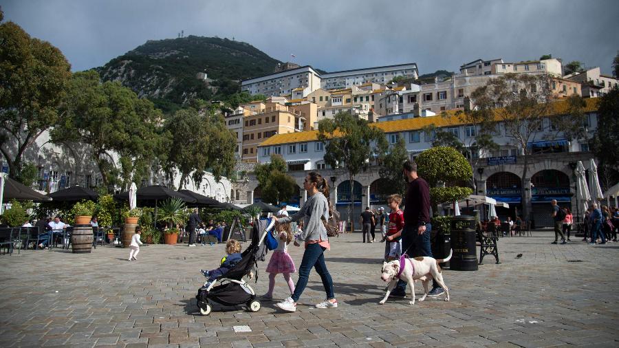 Pessoas passeiam por Gibraltar sem máscara - CRISTINA QUICLER / AFP
