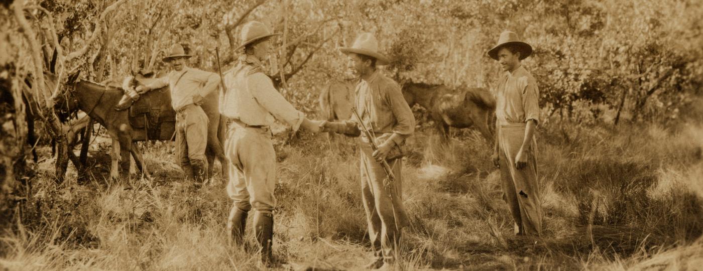 Coronel Percy Harrison Fawcett (segundo da esq. para a dir.), em fotografia tirada no Mato Grosso, em 1925 - Royal Geographical Society via Getty Images