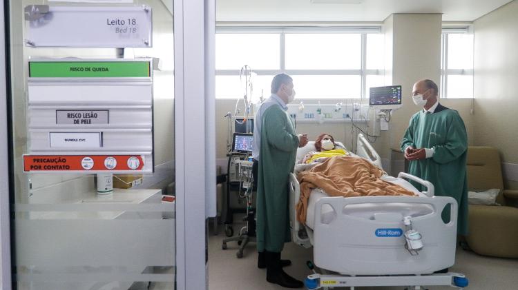 O cirurgiões Alfredo Benjamim Duarte Da Silva, do hospital Marcelino Champagnat em Curitiba, e McKay Mckinnon, americano especializado em casos de neurofibromatose, orientam a paciente Karina Rodini sobre os cuidados a tomar na recuperação de sua cirurgia - Theo Marques/UOL - Theo Marques/UOL