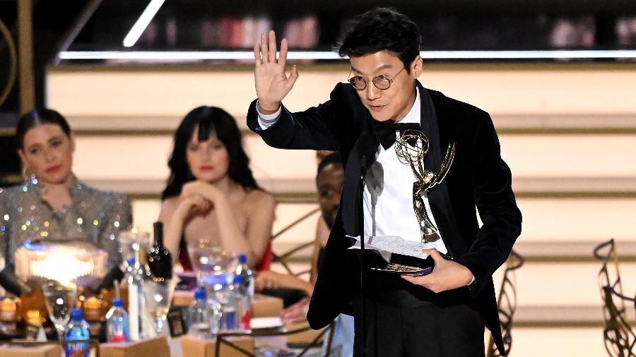 Diretor coreano Hwang Dong-hyuk aceita prêmio no Emmy por "Round 6" - AFP