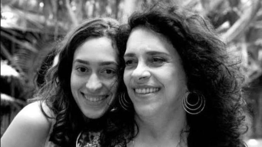 Dandara Ferreira, diretora do documentário "O Nome dela é Gal", com a cantora - Arquivo pessoal