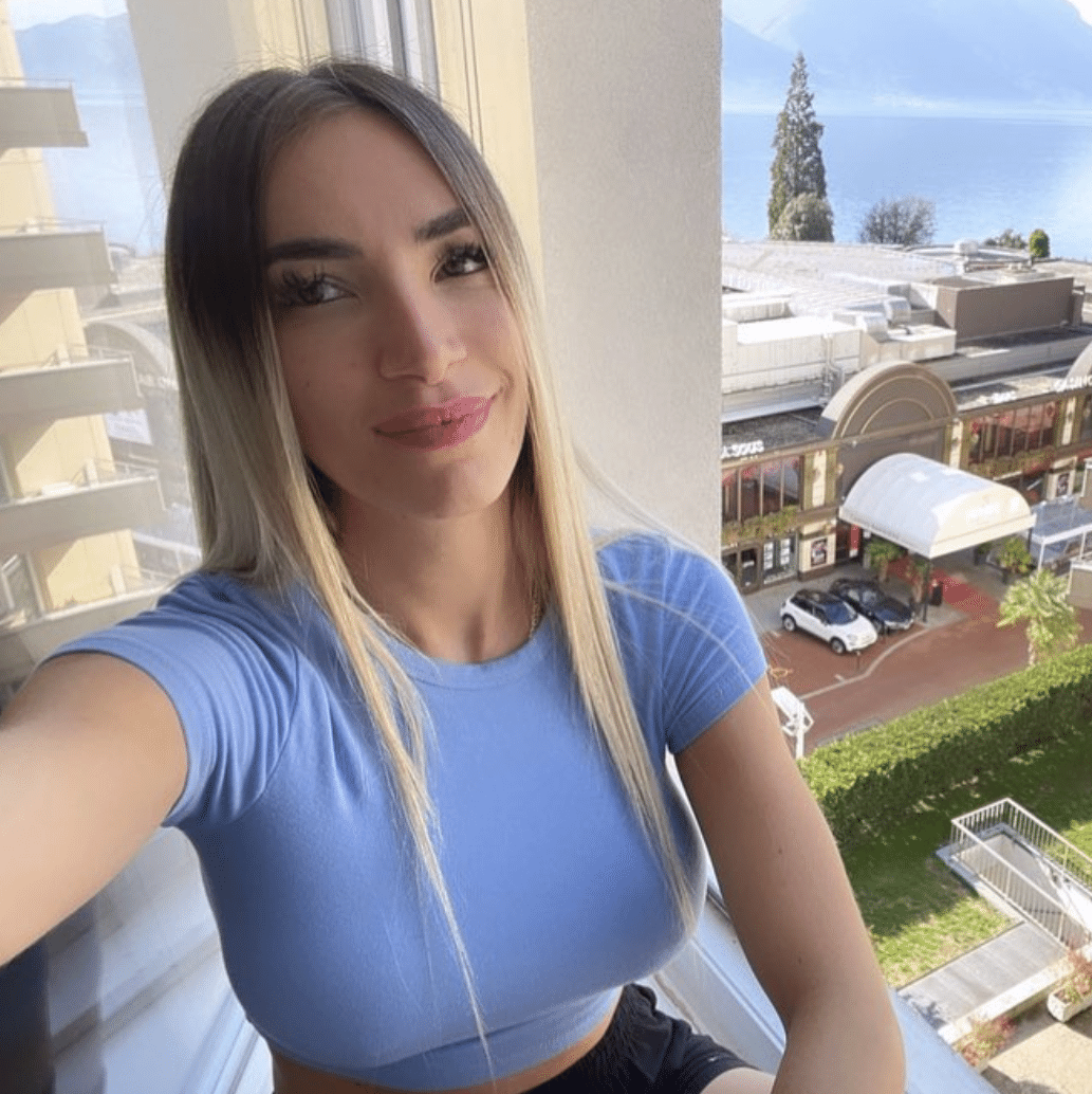 Torcedora mostra seios