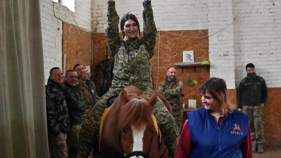 A organização Spirit começou a oferecer equoterapia aos soldados da linha de frente quando a guerra estourou na Ucrânia  - Sergei SUPINSKY / AFP