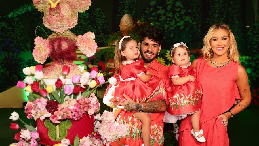 Virginia Fonseca e Zé Felipe posam com as filhas no aniversário de 1 ano de Maria Flor