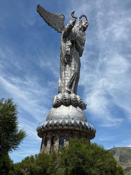 A Virgen del Panecillo abençoa a parte estruturada de Quito. Fica de costas para a periferia