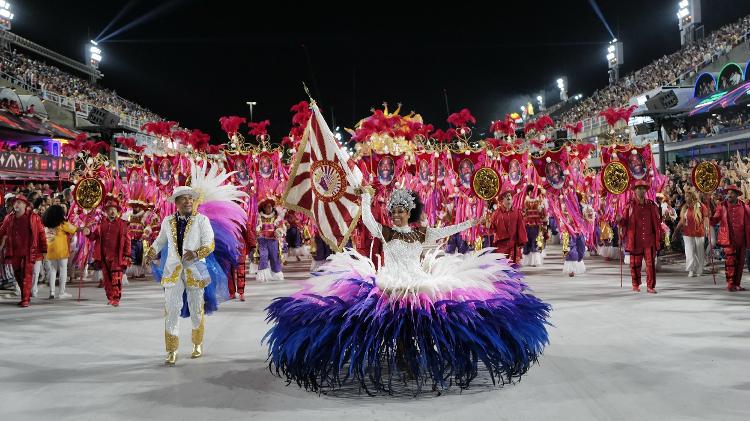 Mestre-sala e porta-bandeira da União de Maricá chamou atenção por roupa luxuosa