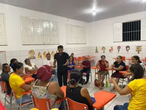 Jovem viraliza usando forró para ensinar idosos a ler e escrever