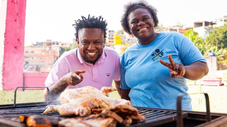 O apresentador Thiago Simpatia com a Chef Pretona BBQ