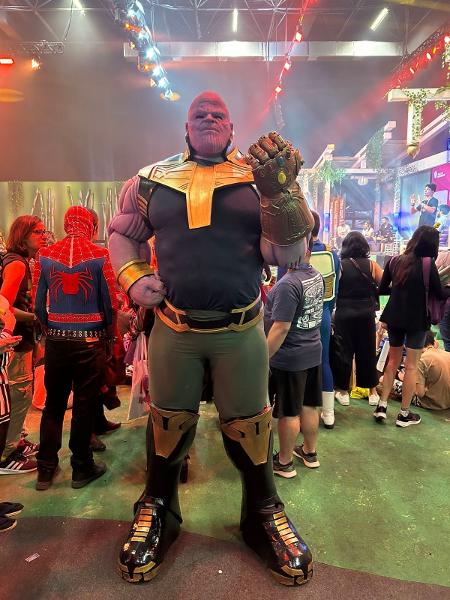 Luiz Martins passou calor no seu traje de Thanos com 2 metros e 30 centímetros