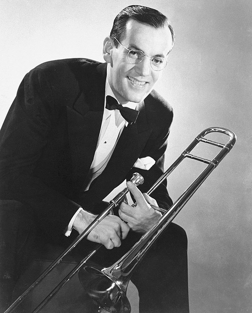 O músico de líder de big band de jazz Glenn Miller morreu em 15 de dezembro de 1944, aos 40 anos, quando o avião em que voava caiu no mar no trajeto entre Paris e Inglaterra - Reprodução