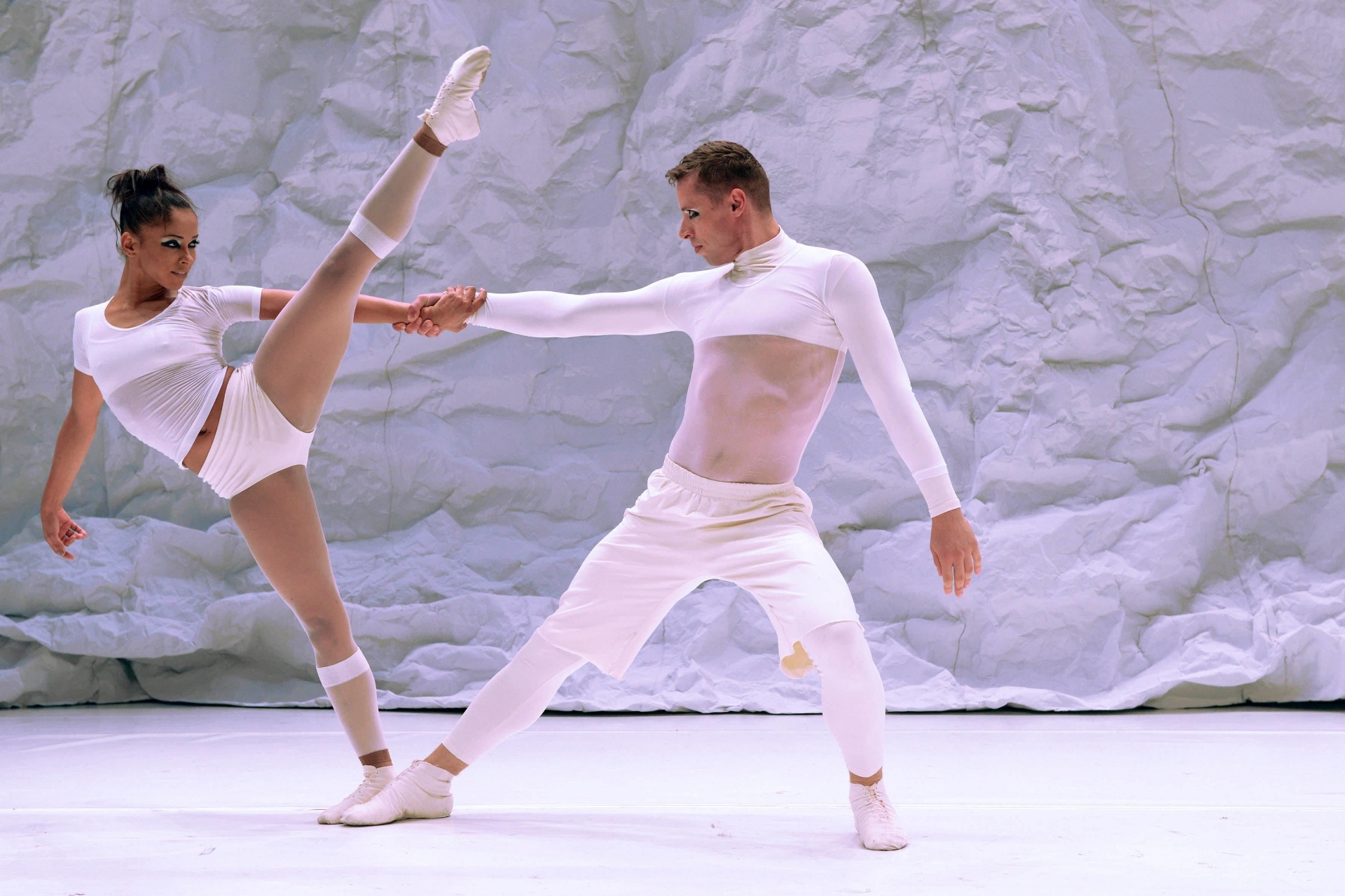 Cenas da dança "Suíte Branca", apresentada pelo Grupo Corpo com trilha do Skank nos 40 anos da companhia mineira - José Luiz Pederneiras/Divulgação