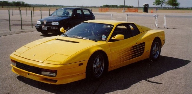 Ferrari (e não Camaro) amarela é um dos episódios mais inusitados do mundo dos games - Divulgação