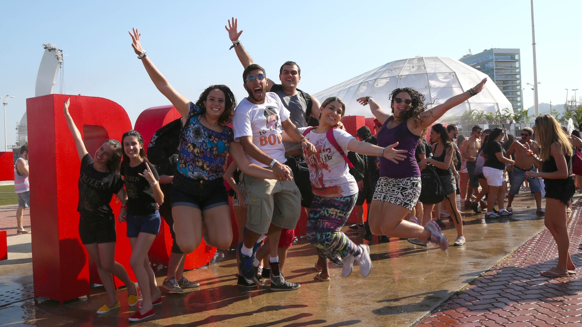 18.set.2015 - Com a temperatura batendo os 38º C e sensação térmica de 40º C, público que chega à Cidade do Rock, para curtir o primeiro dia de Rock in Rio, tenta se refrescar do jeito que pode, até com banho de fonte - Marco Antônio Teixeira/UOL