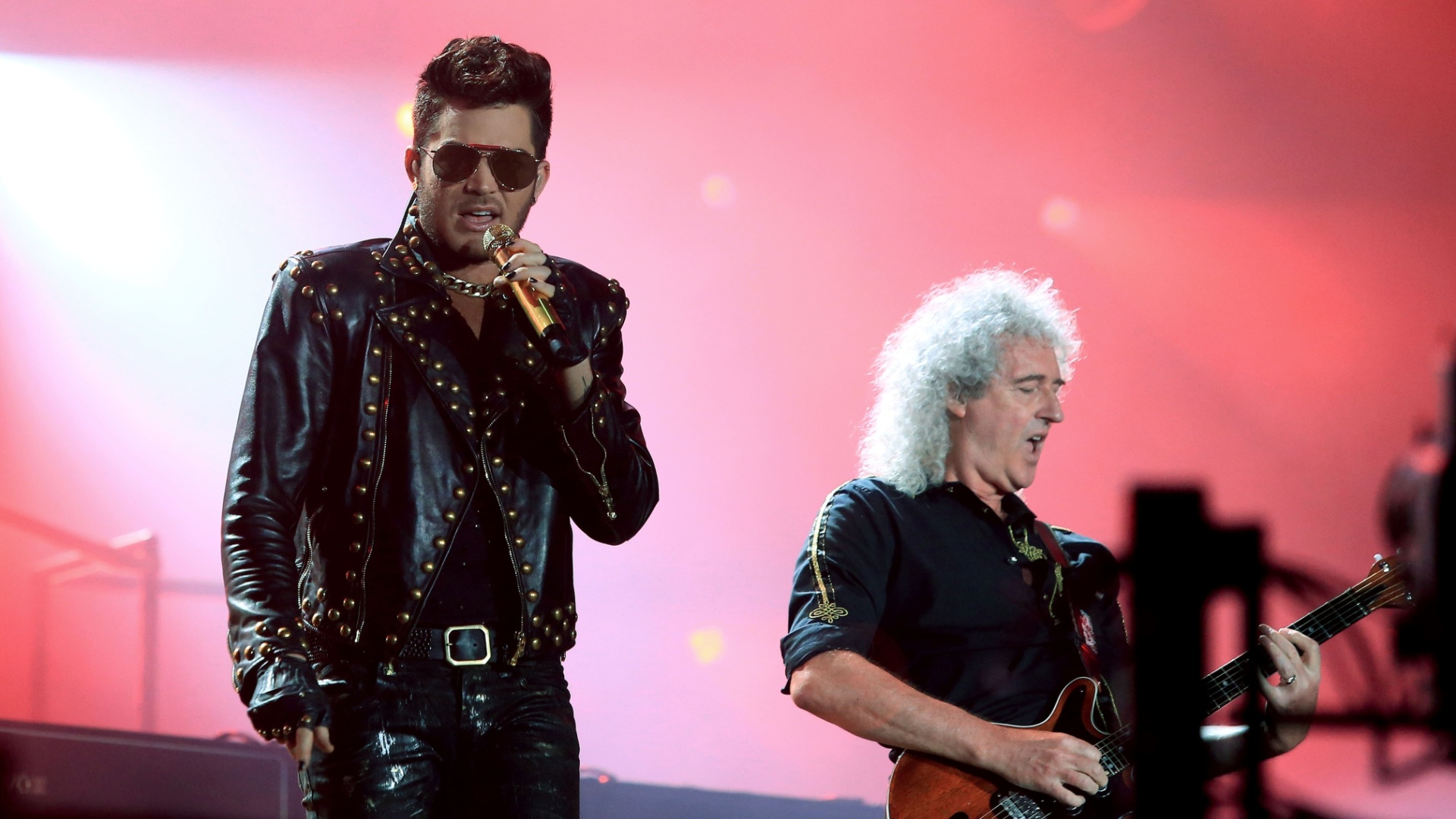 18.set.2015 - Adam Lambert canta à frente do Queen em homenagem a Freddie Mercury no Rock in Rio 2015. A banda inglesa tem longa história no festival, sendo a primeira a fechar para se apresentar em 1985 - Marco Antônio Teixeira/UOL