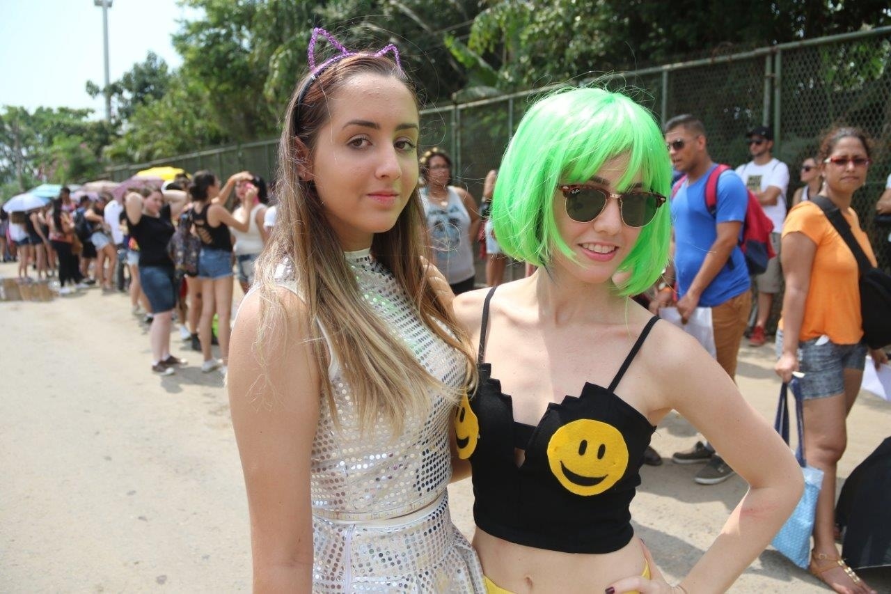 27.set.2015 - As estudantes Sofia Valério e Isabele Mercúrio aguardam a abertura dos portões da Cidade do Rock - Zulmair Rocha/UOL