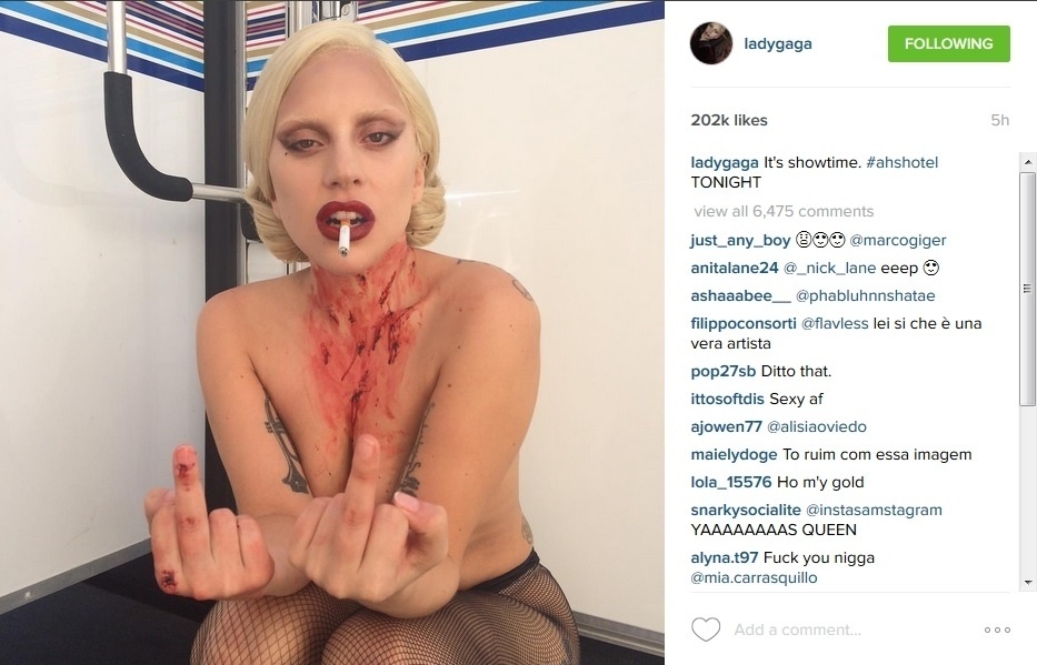 7.out.2015 - Suja de sangue cenográfico, Lady Gaga faz topless nos bastidores das gravações de 