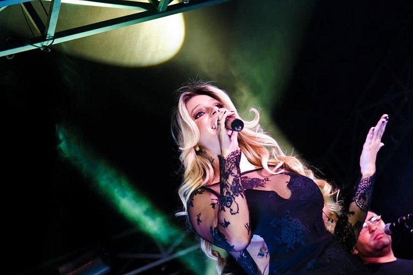 Thábata durante show em 2012 em Mossoró, sua cidade natal, no Rio Grande do Norte - Reprodução/Facebook