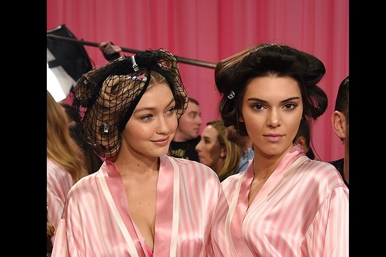 Gigi Hadid e Kendall Jenner no Victoria's Secret Fashion Show 2015 com rolos no cabelo - Getty Images