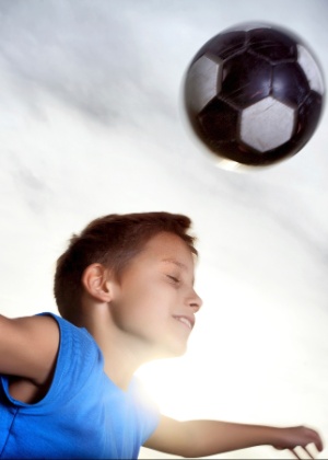 Cabecear a bola pode causar lesões - Getty Images