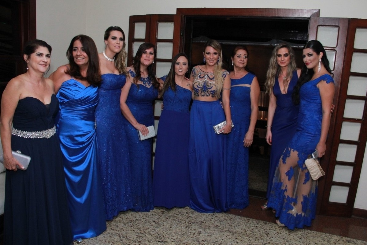 12.nov.2015 - Vestidas de azul, as madrinhas posam para um registro do casamento dos ex-BBBs Fran e Diego - PHOTO RIO NEWS