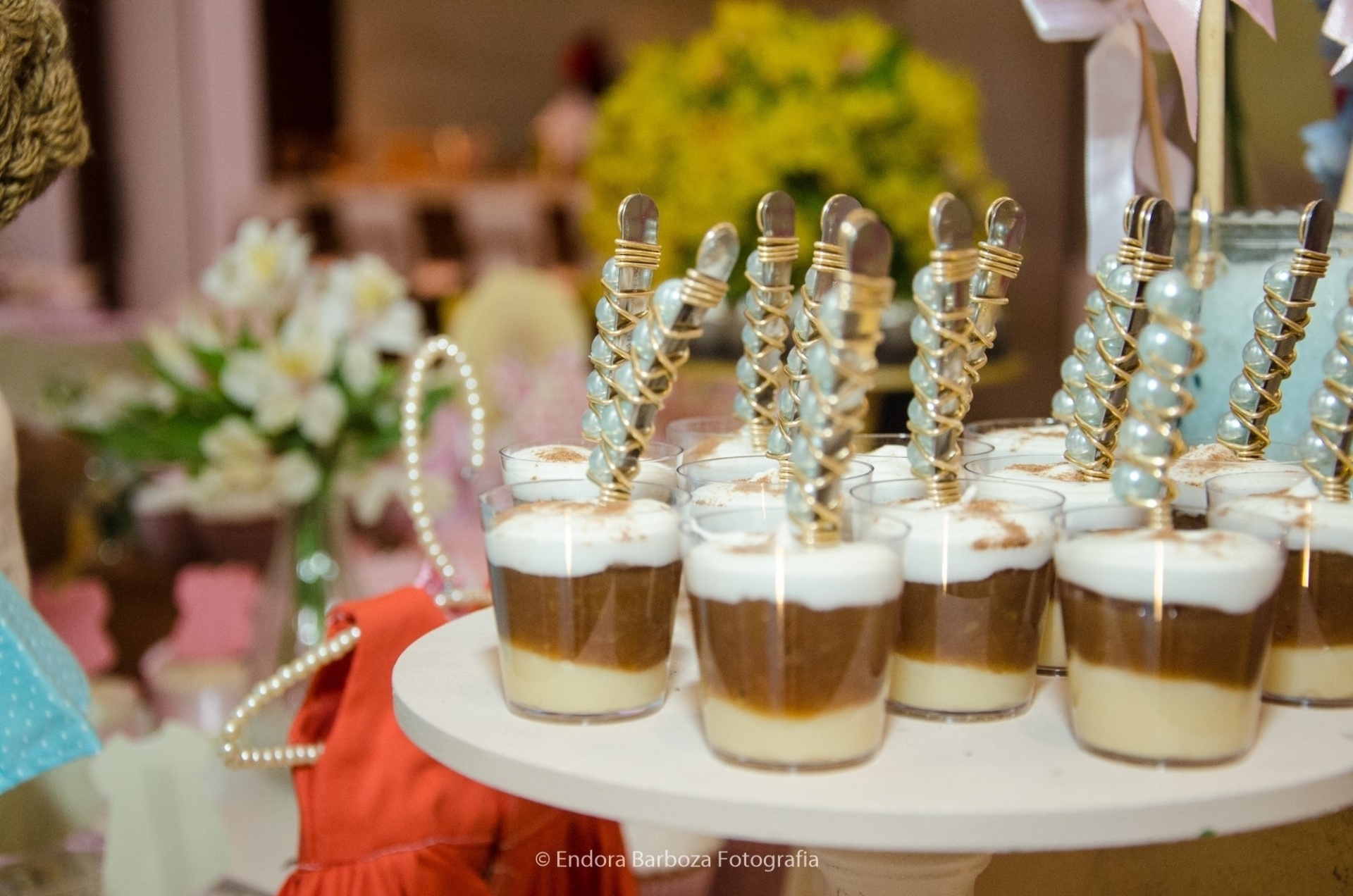 As cucas de banana, da The Brigadeiro (www.thebrigadeiro.com.br), foram servidas com colheres bordadas pela Fernanda Branco - Talheres Bordados (www.facebook.com/fernandatalheresbordados) - Endora Barboza Fotografia