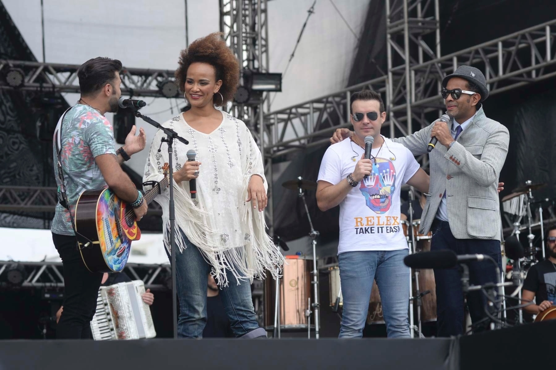 28.nov.2015 - A dupla Marcos & Belutti abrem o Palco Pop na tarde de sábado no Brahma Valley e convidam Luciana Mello e Jair Oliveira para uma pequena participação - Leo Marinho/Divulgação