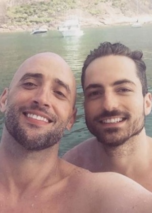 No dia do casamento, Paulo Gustavo publicou uma foto com Thales Bretas na praia  - Reprodução/Instagram/@paulogustavo31