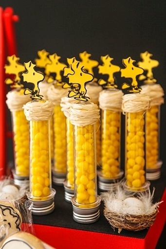 A Caraminholando colocou o pássaro Woodstock sentado em um ninho repleto de balinhas de açúcar, que estavam à disposição dos convidados do aniversário - Divulgação