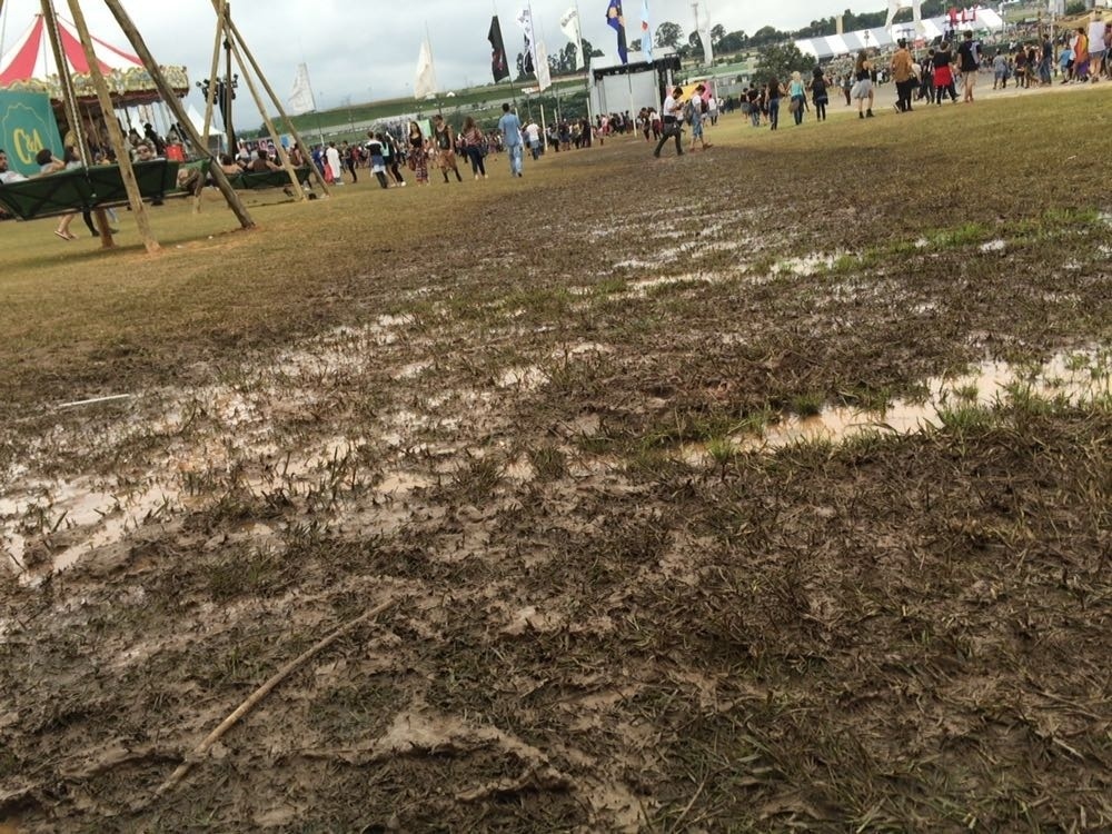 13.mar.2016 - Se tratando de Lolla, a lama não poderia estar de fora e deu mais as caras em trechos do autódromo de Interlagos no segundo dia do Lollapalooza Brasil 2016 - Felipe Cruz/UOL