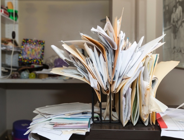 Arrumar a papelada agiliza a busca por um documento e ajuda a ter as contas em dia - Getty Images