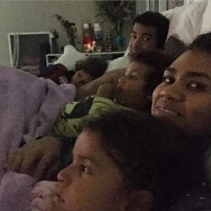 Mariene de Castro com os filhos, Maria, Bento, Pedro e João, vendo "Velho Chico" - Reprodução/Instagram/marienedecastro - Reprodução/Instagram/marienedecastro