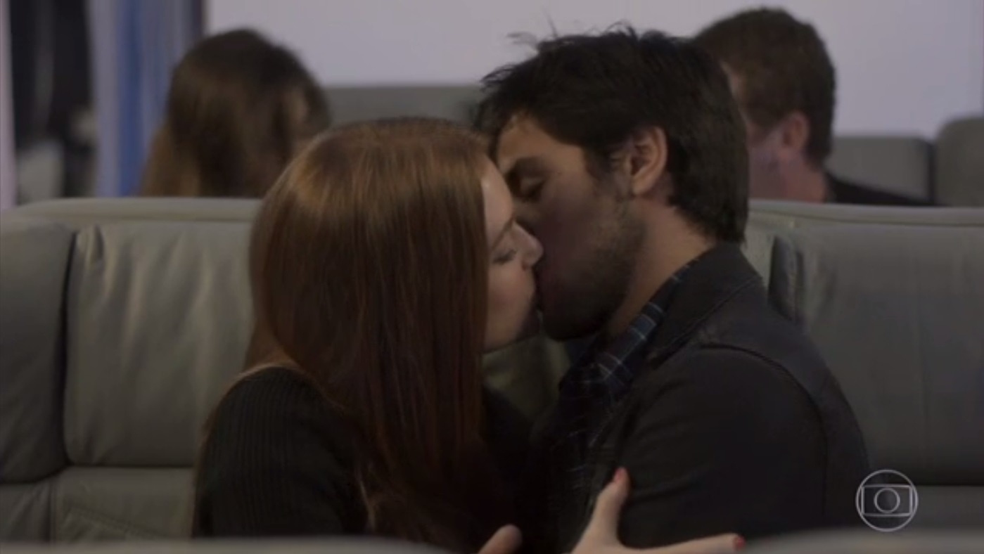 Eliza e Jonatas embarcam e se beijam dentro do avião rumo a Paris no último capítulo de "Totalmente Demais" - Reprodução/TV Globo