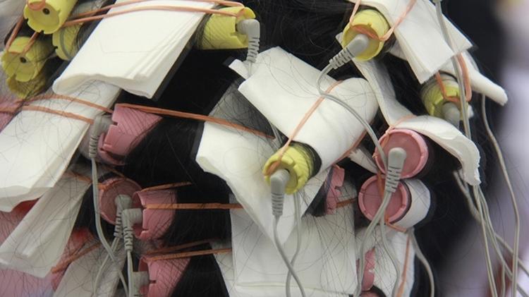 Versão "hi-tech" usa bobes térmicos conectados a um equipamento digital - Divulgação/Gilberto Cabeleireiros - Divulgação/Gilberto Cabeleireiros