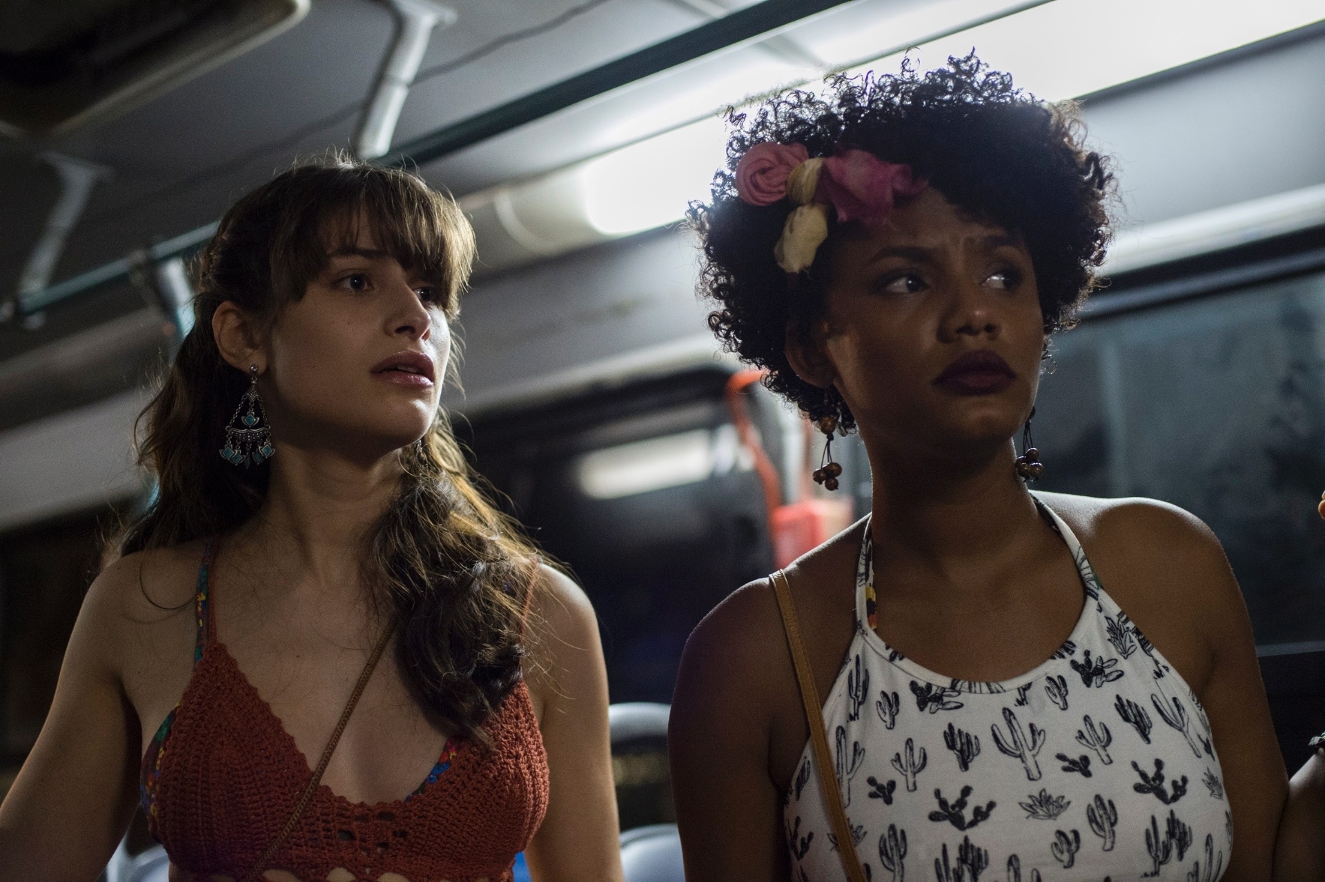 Quinta: As amigas Débora (Luisa Arraes) e Rose (Jéssica Ellen) estão no fundo do ônibus dirigido por Waldyr, indo para a balada, e também presenciam o atropelamento - Estevam Avellar/Globo